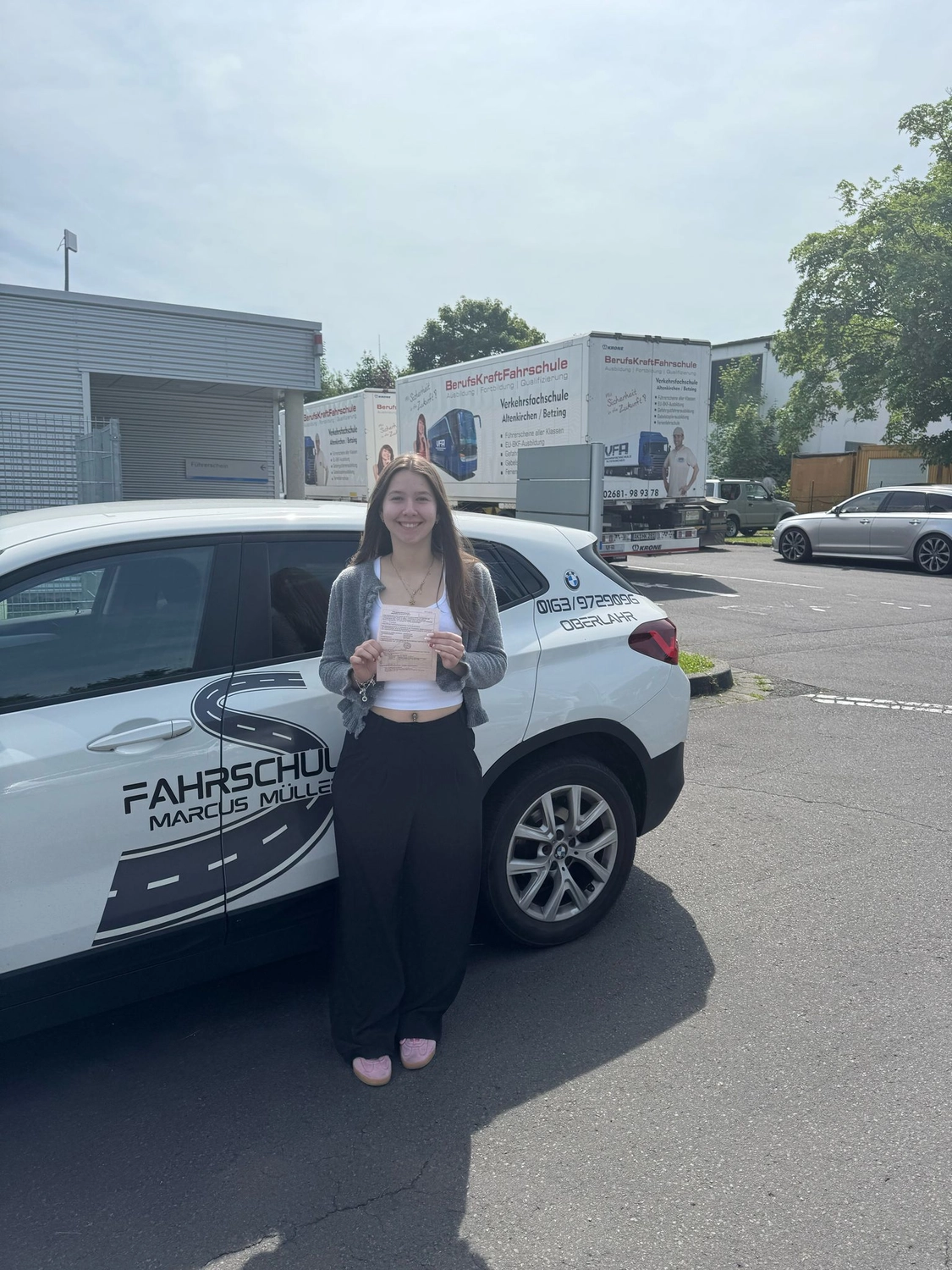 Marcus Müller UG - Fahrschule - zufriedene Kunden mit Führerschein