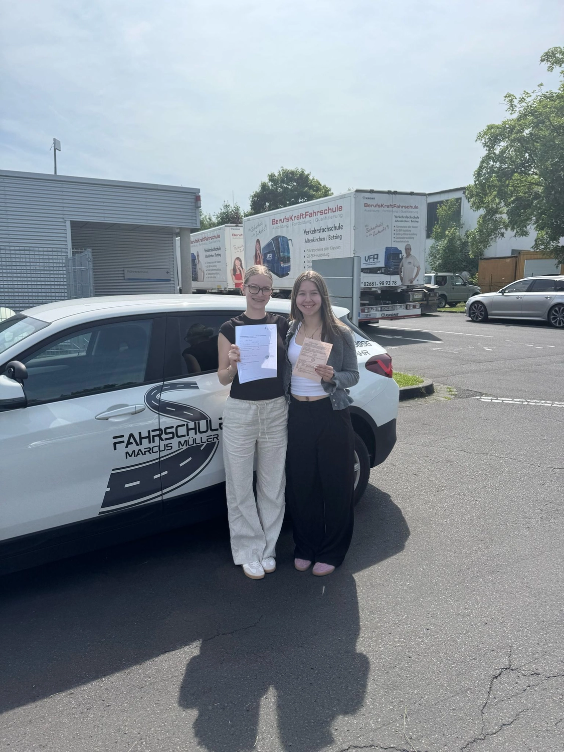 Marcus Müller UG - Fahrschule - zufriedene Kunden mit Führerschein