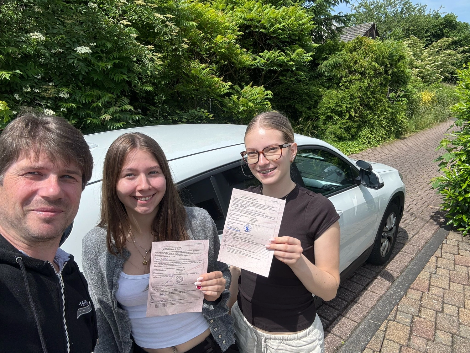 Marcus Müller UG - Fahrschule - zufriedene Kunden mit Führerschein