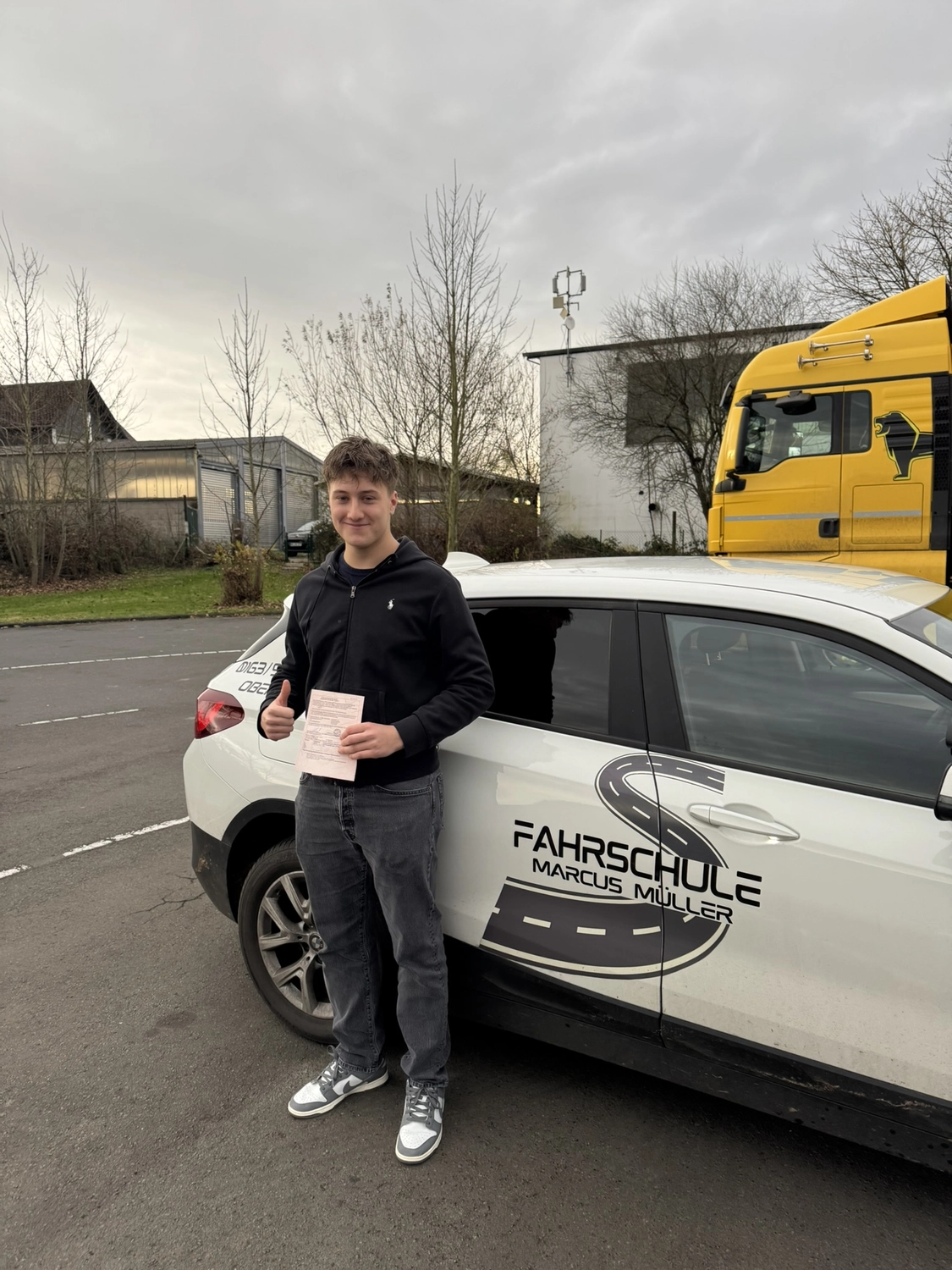 Marcus Müller UG - Fahrschule - zufriedene Kunden mit Führerschein