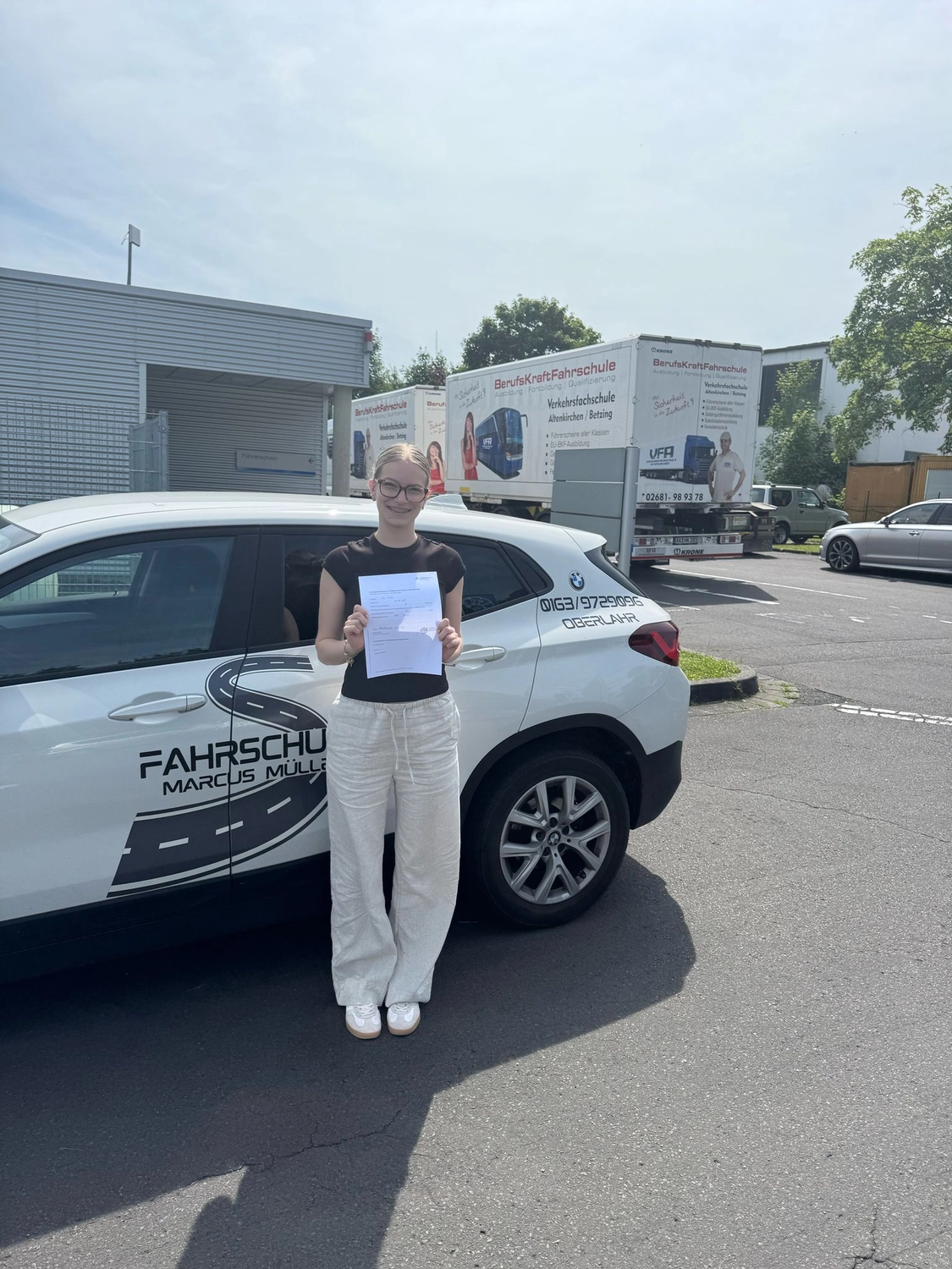 Marcus Müller UG - Fahrschule - zufriedene Kunden mit Führerschein