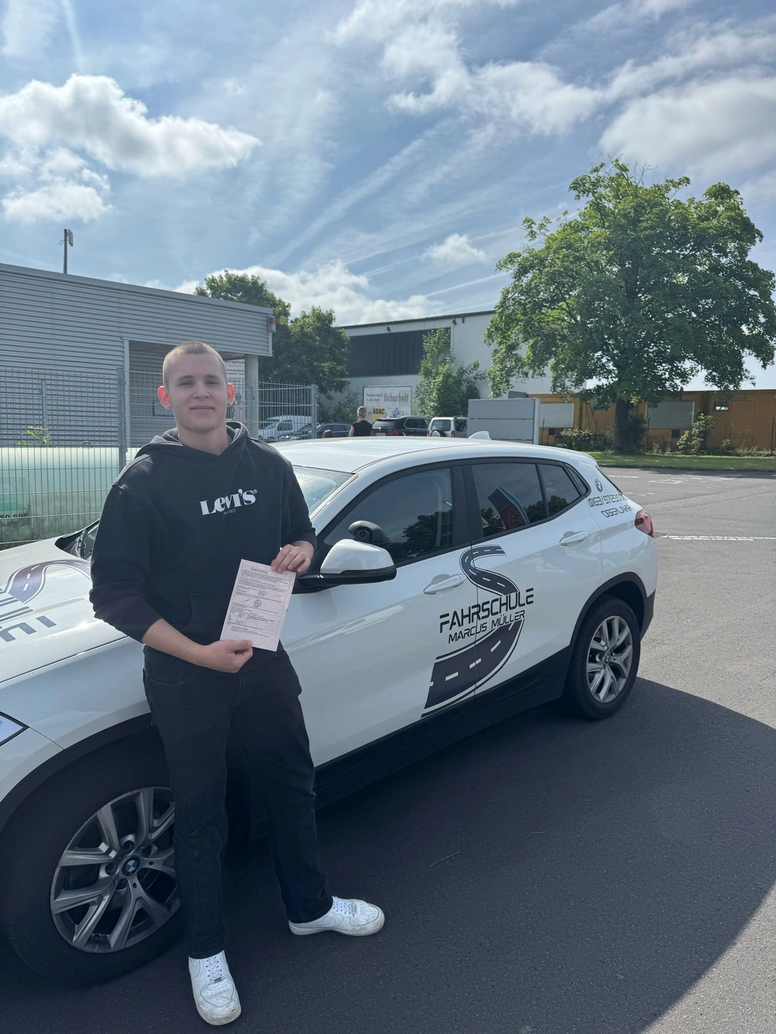 Marcus Müller UG - Fahrschule - zufriedene Kunden mit Führerschein