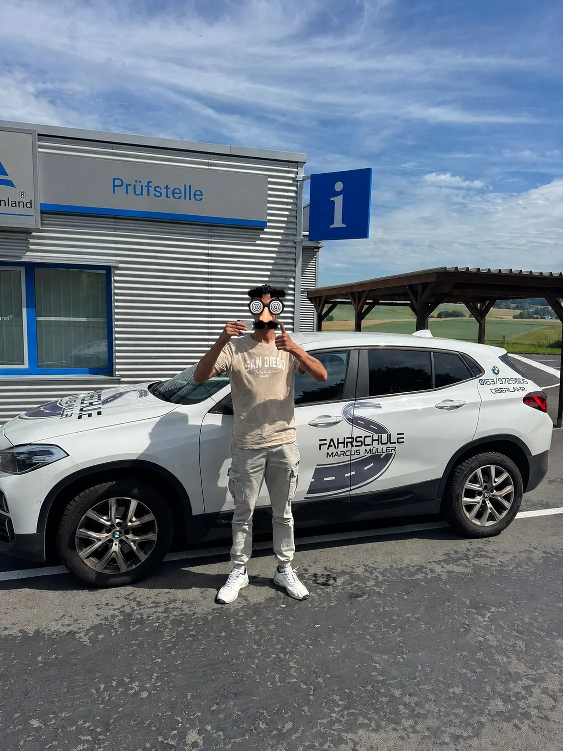 Marcus Müller UG - Fahrschule - zufriedene Kunden mit Führerschein