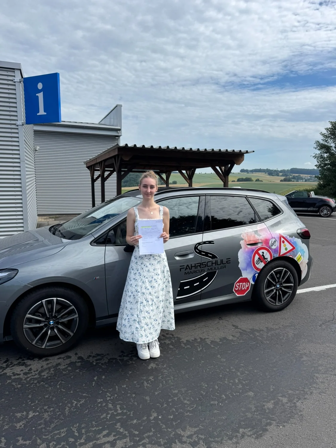 Marcus Müller UG - Fahrschule - zufriedene Kunden mit Führerschein