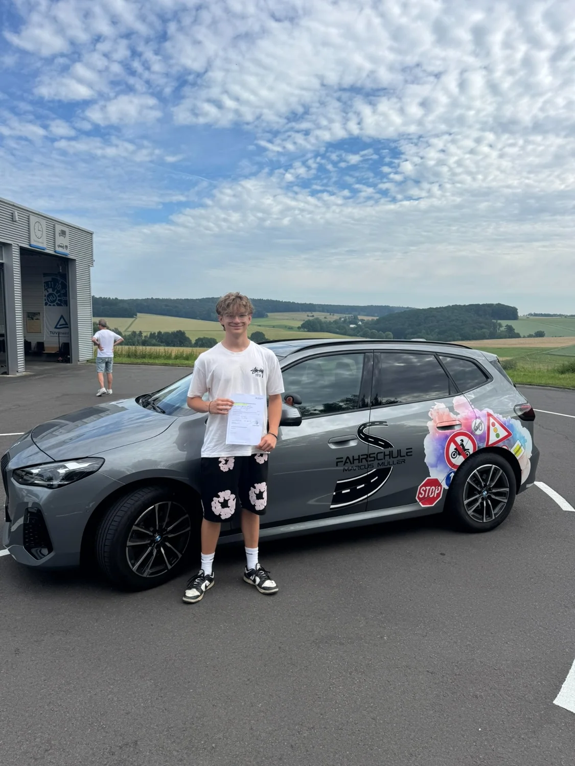 Marcus Müller UG - Fahrschule - zufriedene Kunden mit Führerschein