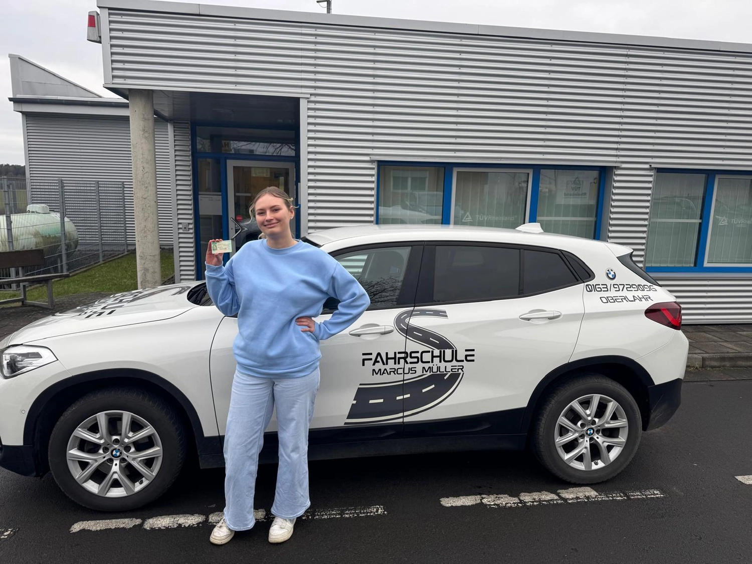Marcus Müller UG - Fahrschule - zufriedene Kunden mit Führerschein